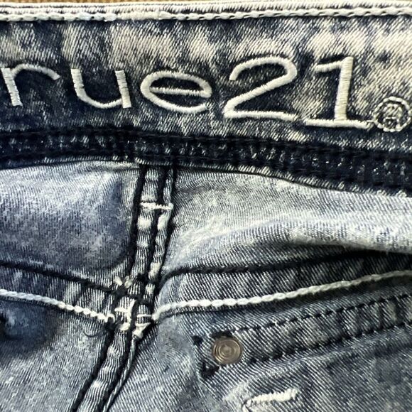 NWT New Rue 21 Shorts 5/6 Distressed Acid Wash Jean Denim 2.5 “ Inseam - Picture 8 of 8